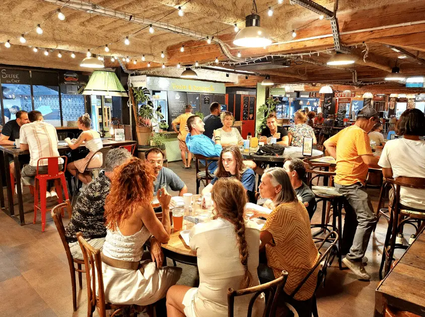 Le Foodhall : le cœur battant et gourmand du Village